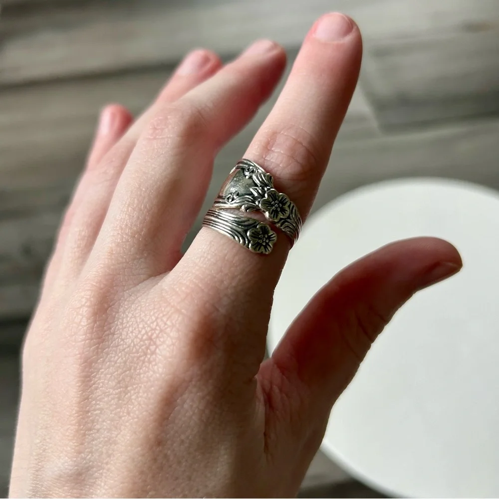 Vintage 1990s Avon Sterling Silver Spoon Ring w/ Floral Details Adjustable - Picture 3 of 9